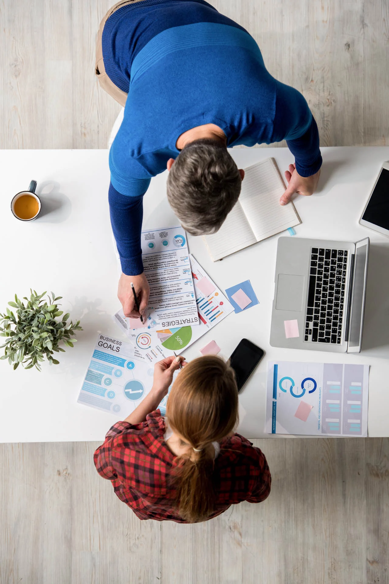 choosing-marketing-strategies-at-meeting-ubrnx8y.webp